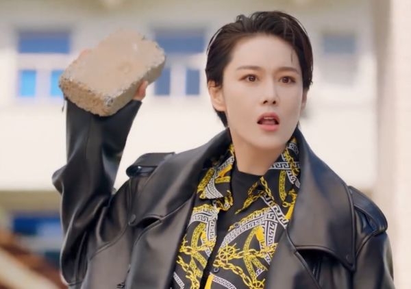 张馨予惊艳短发,张馨予过膝长靴穿搭