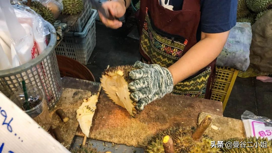 疫情期间逛泰国菜市场，买了一整只榴莲才58块钱，又香又甜