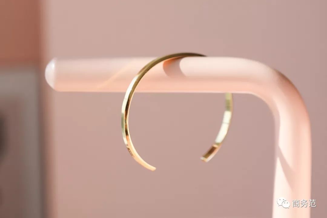 瑞典皇家配饰品牌,几百块戴出万元质感,金色手镯男女戴都好看