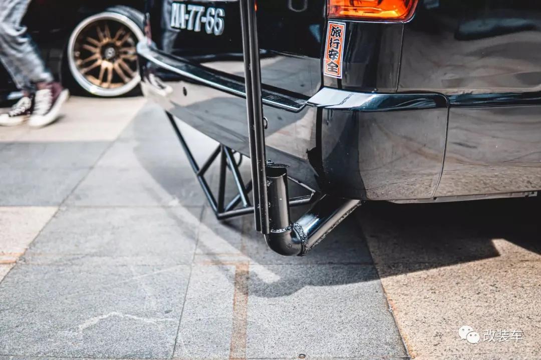 金杯海狮能推着么,金杯海狮可以坐几个人