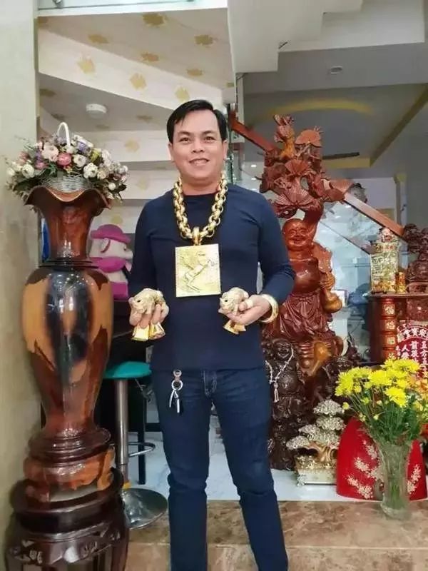 越南金哥戴黄金是真的吗,越南小伙每天戴13公斤黄金