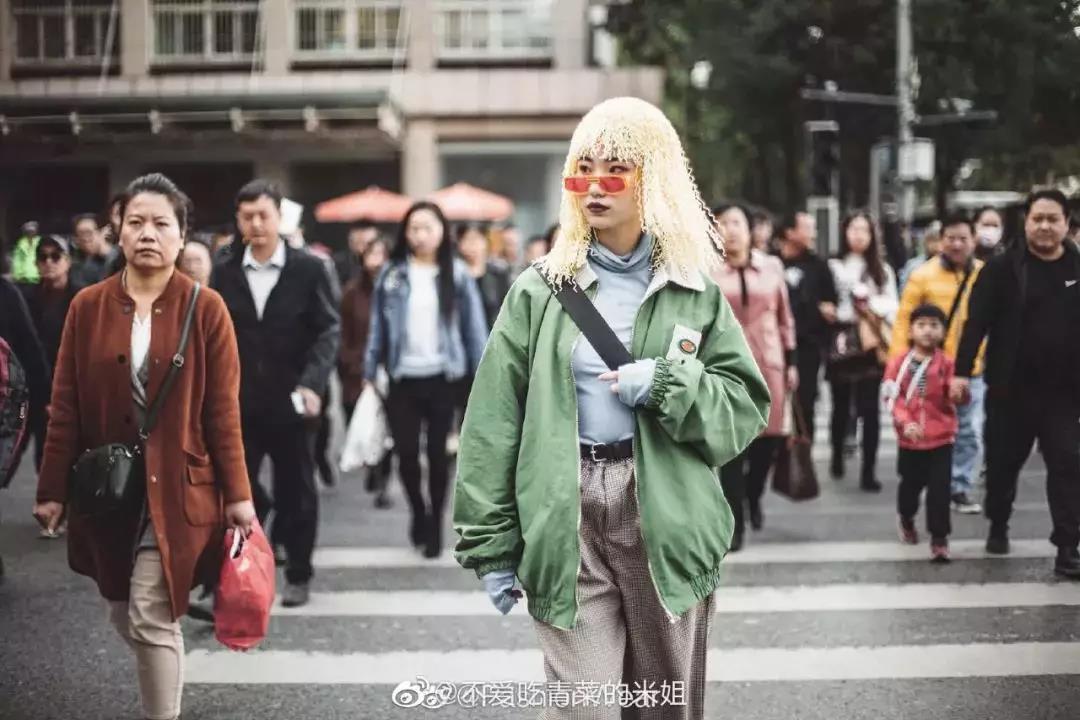 特赞开启人工智能「右脑」，创意也可以「智能化」