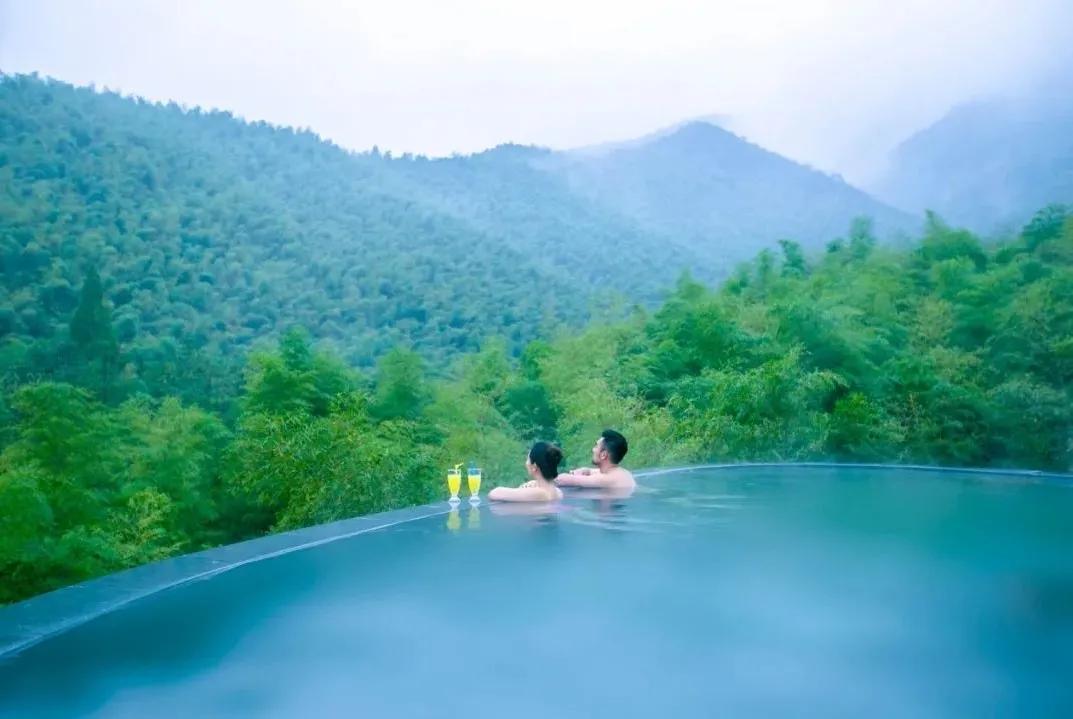 露天温泉小院精品,一房一厅庭院私家温泉