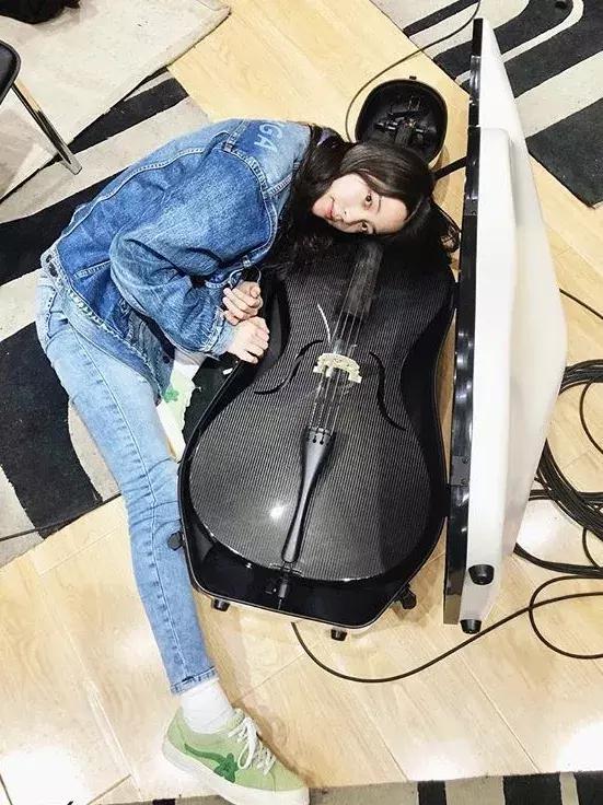 欧阳娜娜穿着匡威的经典款出镜,欧阳娜娜有所有的匡威