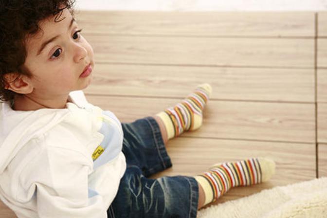 孩子总是脱袜子不穿鞋,小孩子为什么穿不住袜子