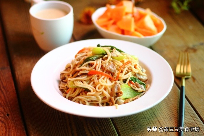 怎样炒米粉不粘锅好吃又简单,炒大锅米粉怎样才粘锅不会坨