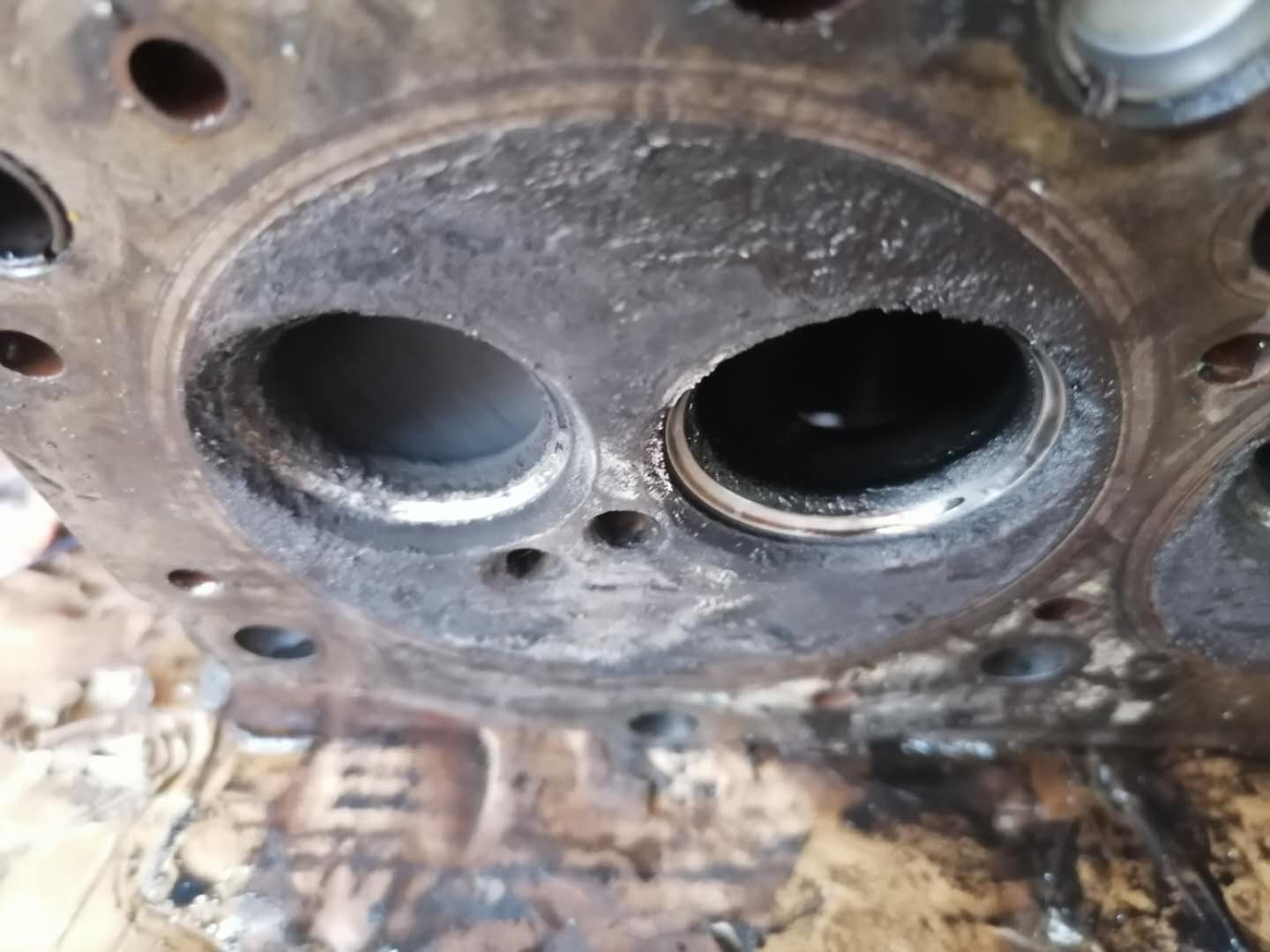 发动机冒白烟蓝烟烧机油,尾气大量冒蓝烟要不要大修发动机