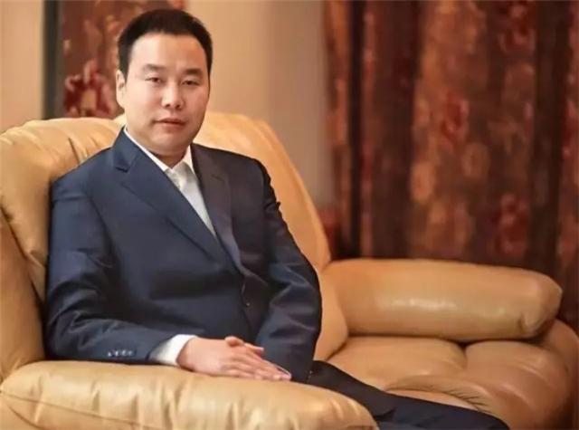 22岁守寡的申通创始人陈小英,快递女王陈小英雨伞