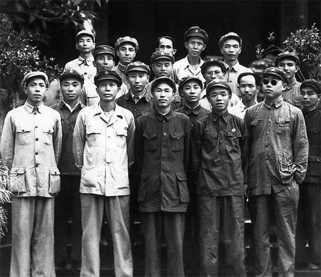 1951年邓华为何主动让位第一副司令给陈赓？甚至亲自致电伟人