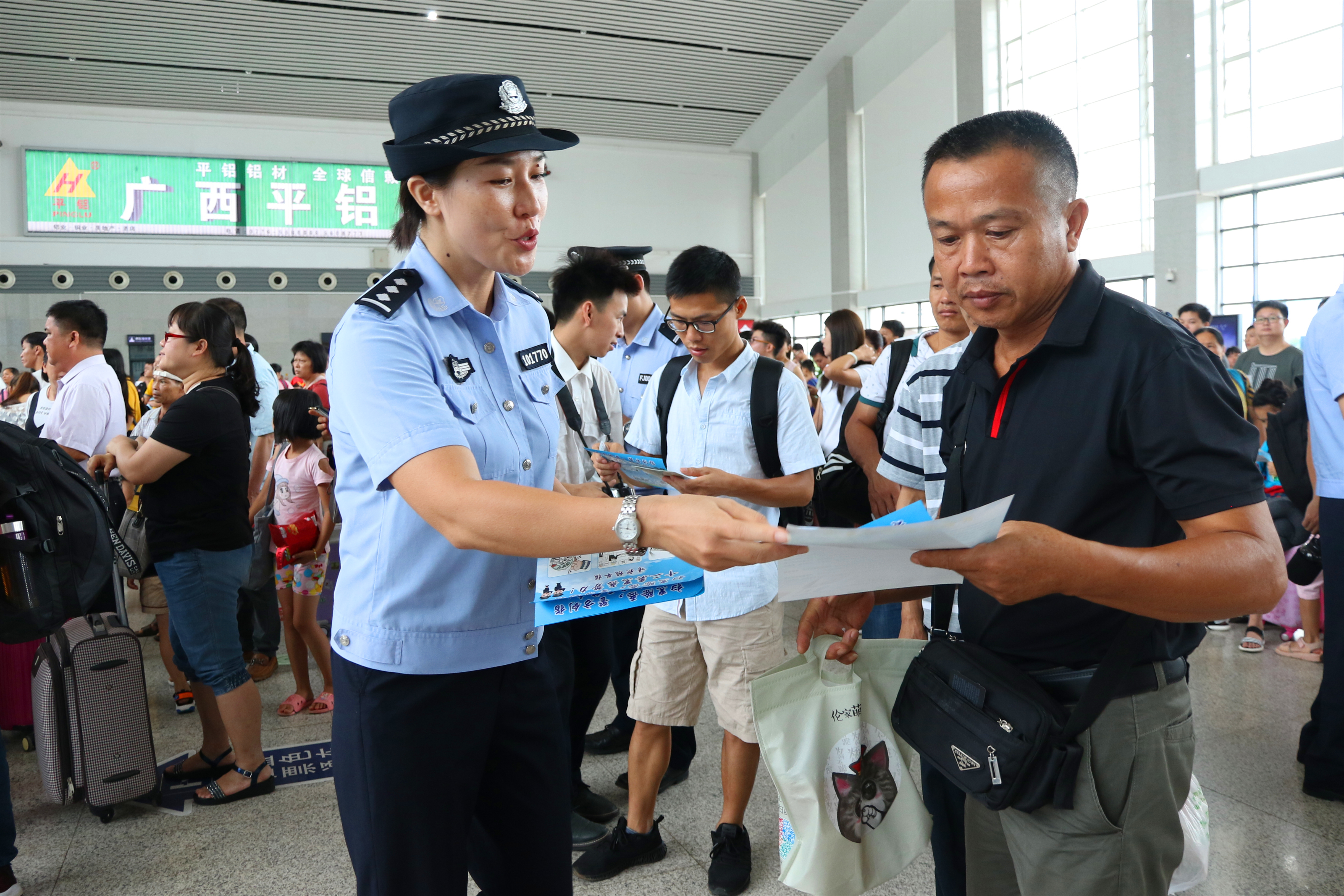 男子携带子弹乘车称拿来辟邪,男士辟邪保平安随身带挂件
