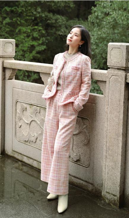 没想到穿上服装也可以这么美,白色套装这样穿美爆了