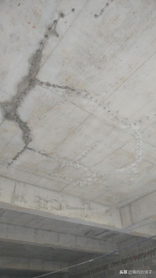 混凝土楼板面开裂怎么处理,混凝土楼板开裂的修补方法