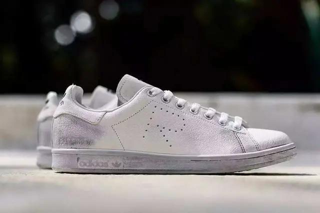 白鞋特别脏怎样才能洗白,白鞋脏了怎么快速变白不用牙膏