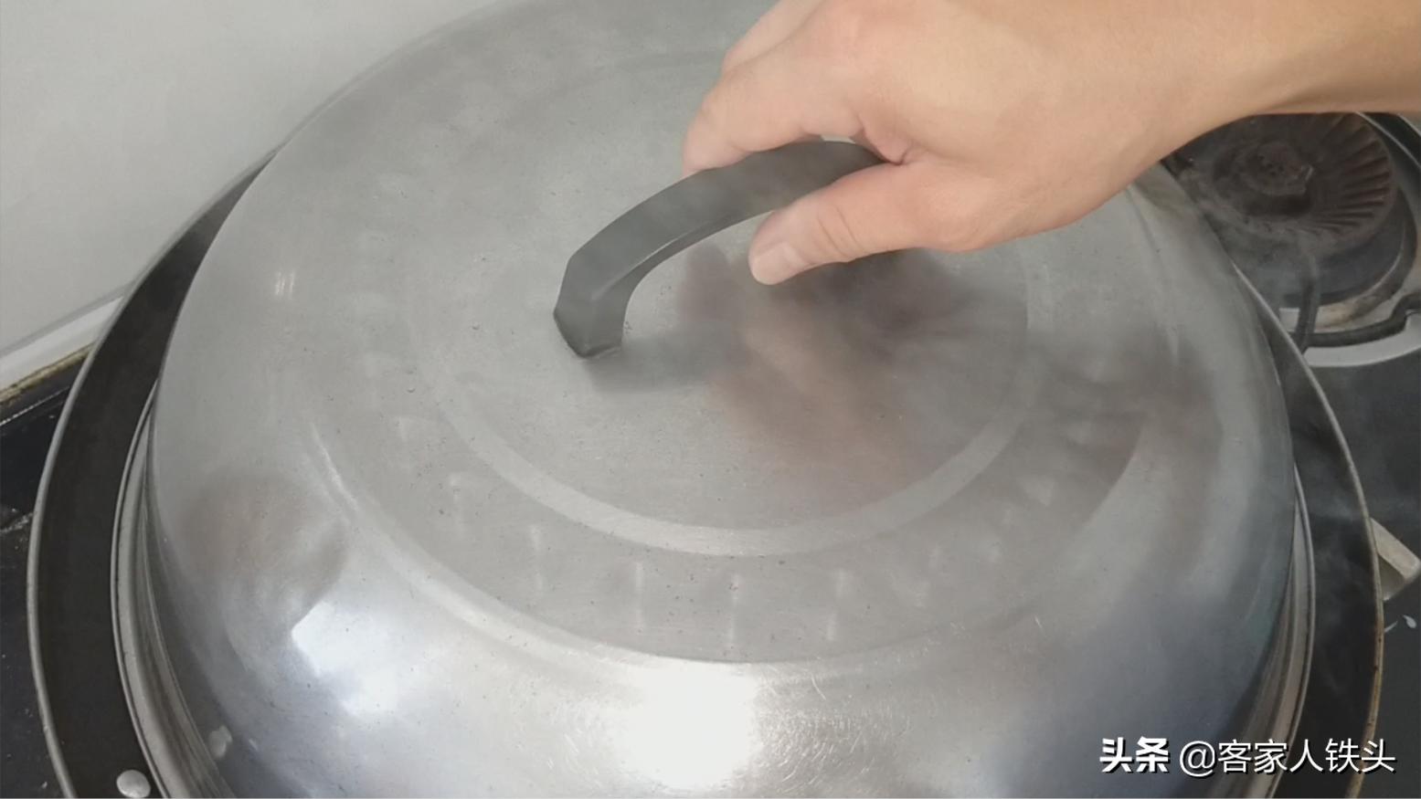 吃了30多年才知道这样煎鱼不粘皮,这才是鱼头最好吃的做法