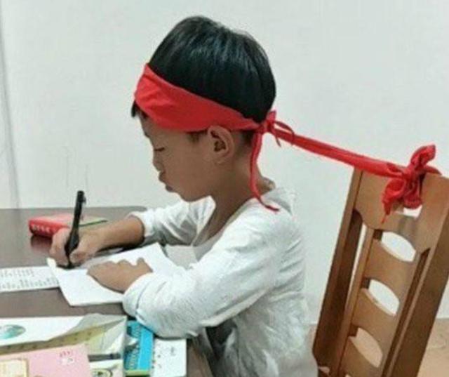 小学生写作业的千奇百怪姿势,小学生正常写作业姿势