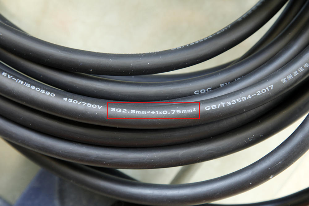 公牛随身充电枪和特斯拉充电桩,电动车便携式充电枪推荐