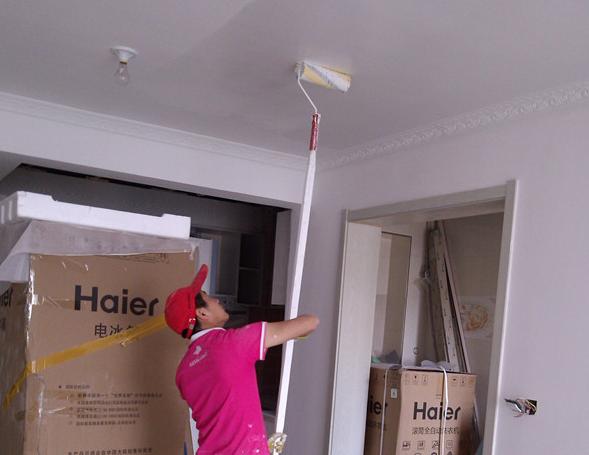 墙面乳胶漆滚刷好还是喷涂好,墙面乳胶漆是滚还是喷