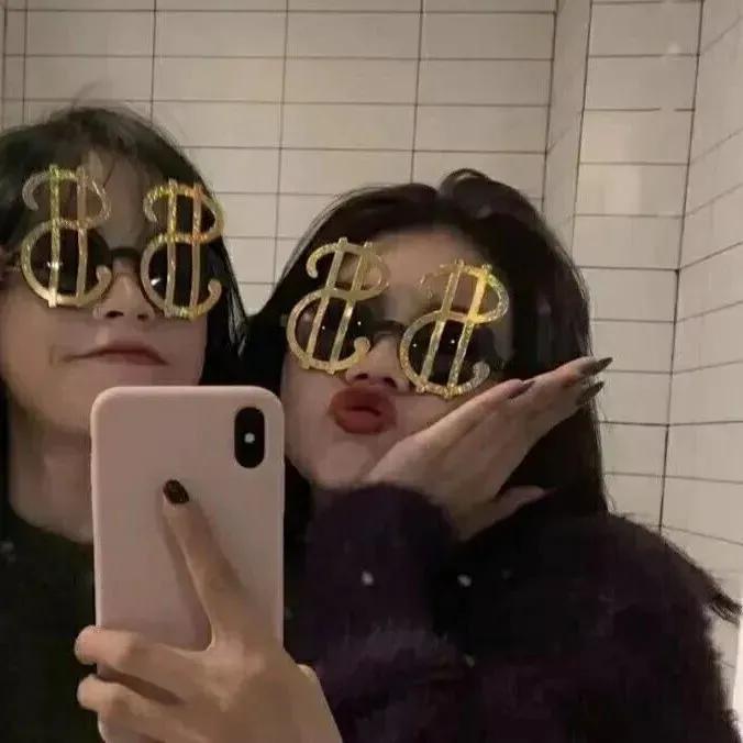 闺蜜头像真人一人一张动漫版,闺蜜头像一人一半唯美动漫真人