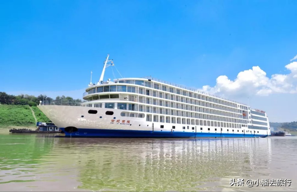 长江游轮“巨无霸”世纪荣耀号，原来它的吨位不是长江之最