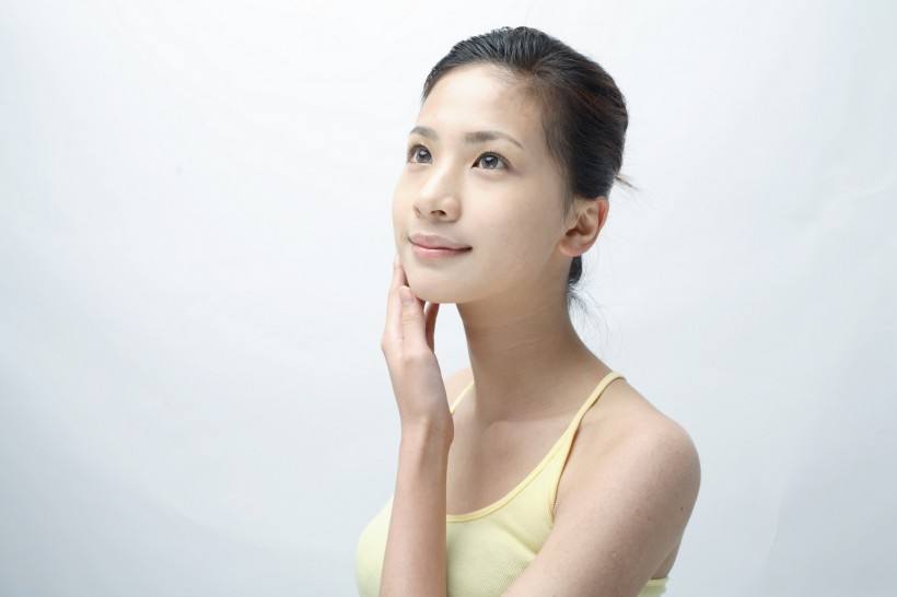 妹妹旁边长了个痘痘怎么办,三角区反复长痘痘