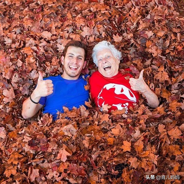 93岁奶奶恶搞27岁孙子一夜爆红！千万网友实力围观：奶奶太坑了！