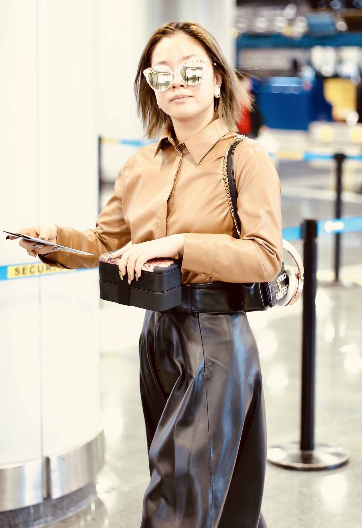 王菊学聪明了！穿阔腿皮裤藏起“大象腿”，却故意勒出了“A4腰”