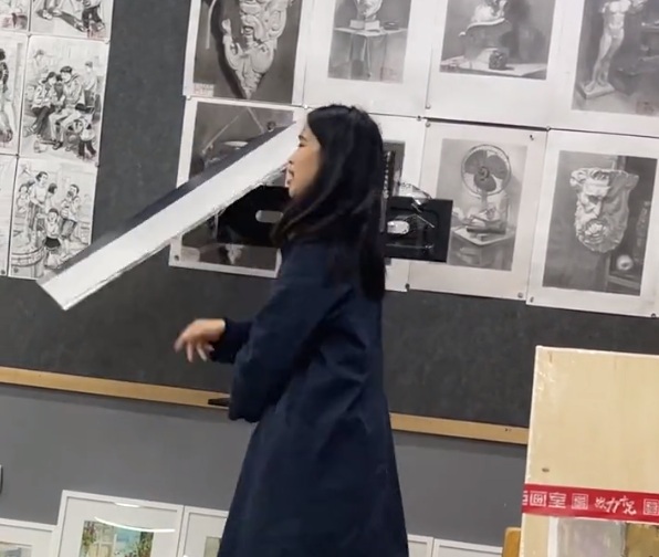 学生画老师上课的状态逼真,美术老师展示惊呆学生