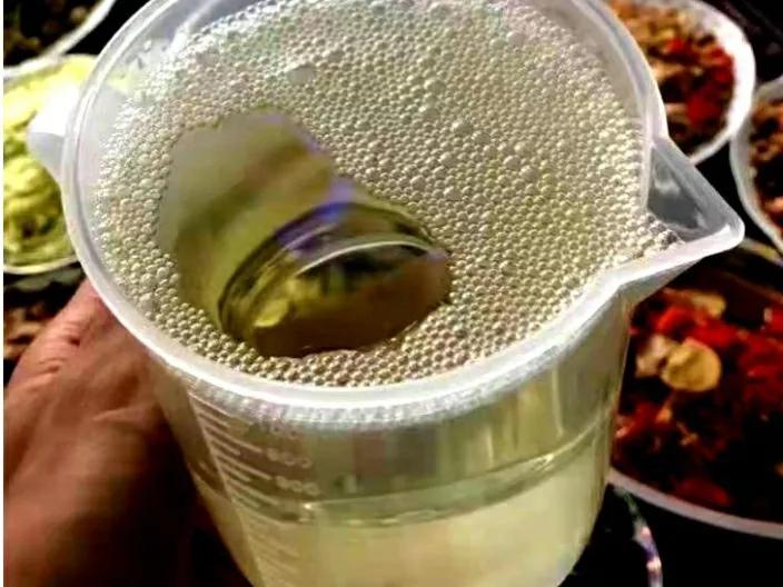 四川和贵州谁排在前面,四川和贵州哪个才是白酒界一哥呢