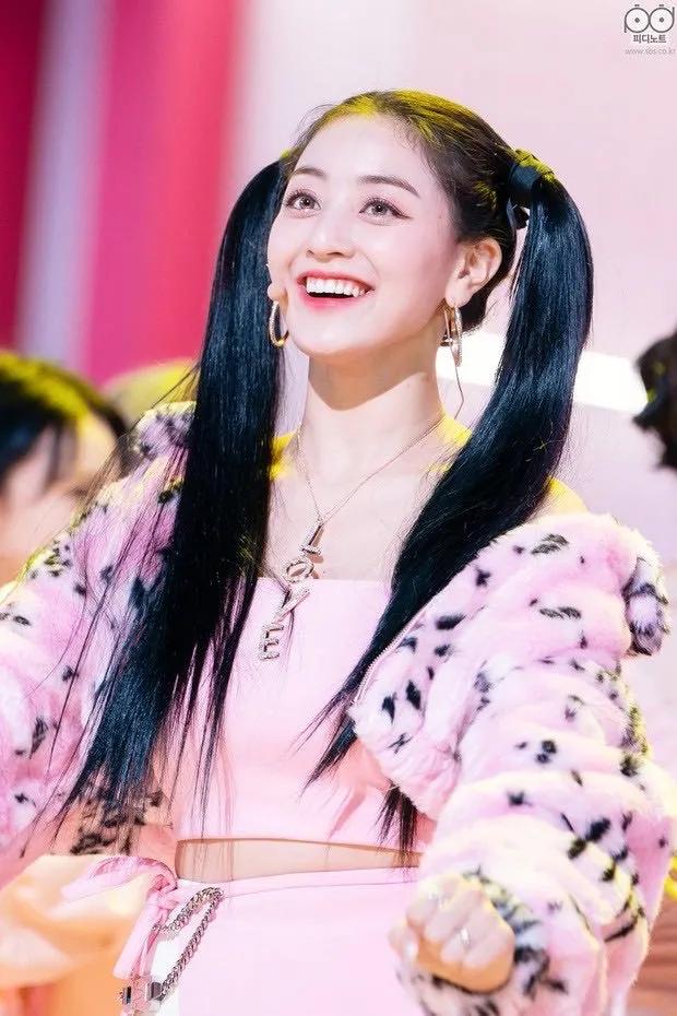 twice队内子瑜跟谁关系最好,跟mina关系最好的twice成员