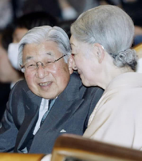 日本天皇的工资高还是首相的高,日本天皇一年工资多少