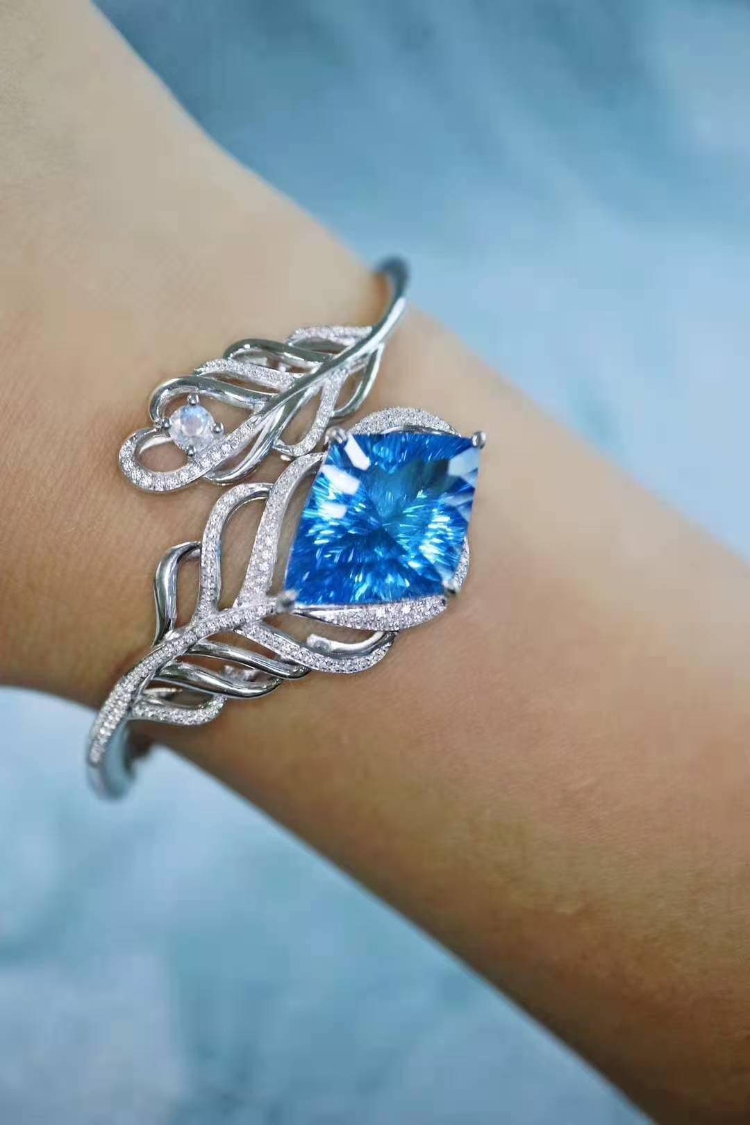 白底青手镯适合多大年纪戴,小圆条手镯适合什么年纪的人