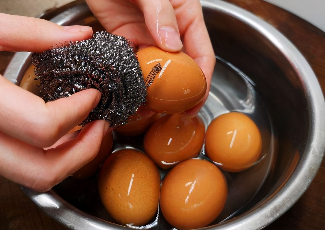 腌咸鸡蛋不要出油的做法,腌鸡蛋只放盐的做法