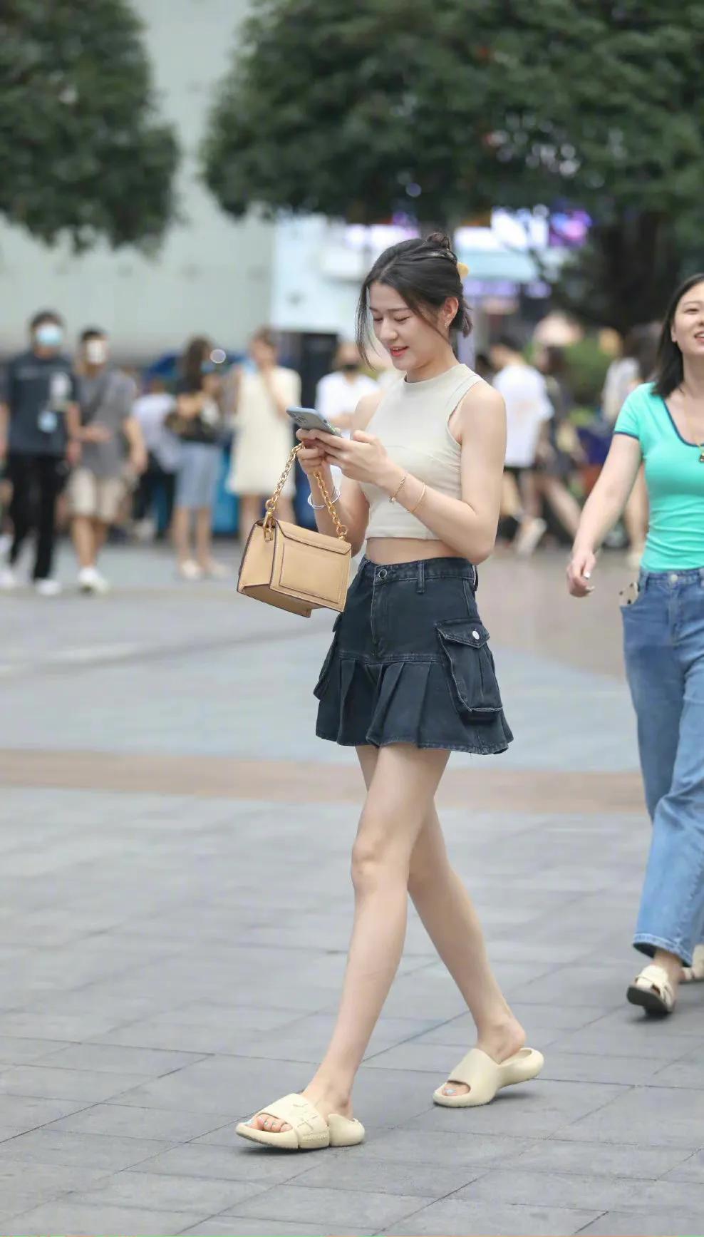 牛仔短裙怎么搭配上衣很好看,牛仔短裙怎么搭配衣服最好看