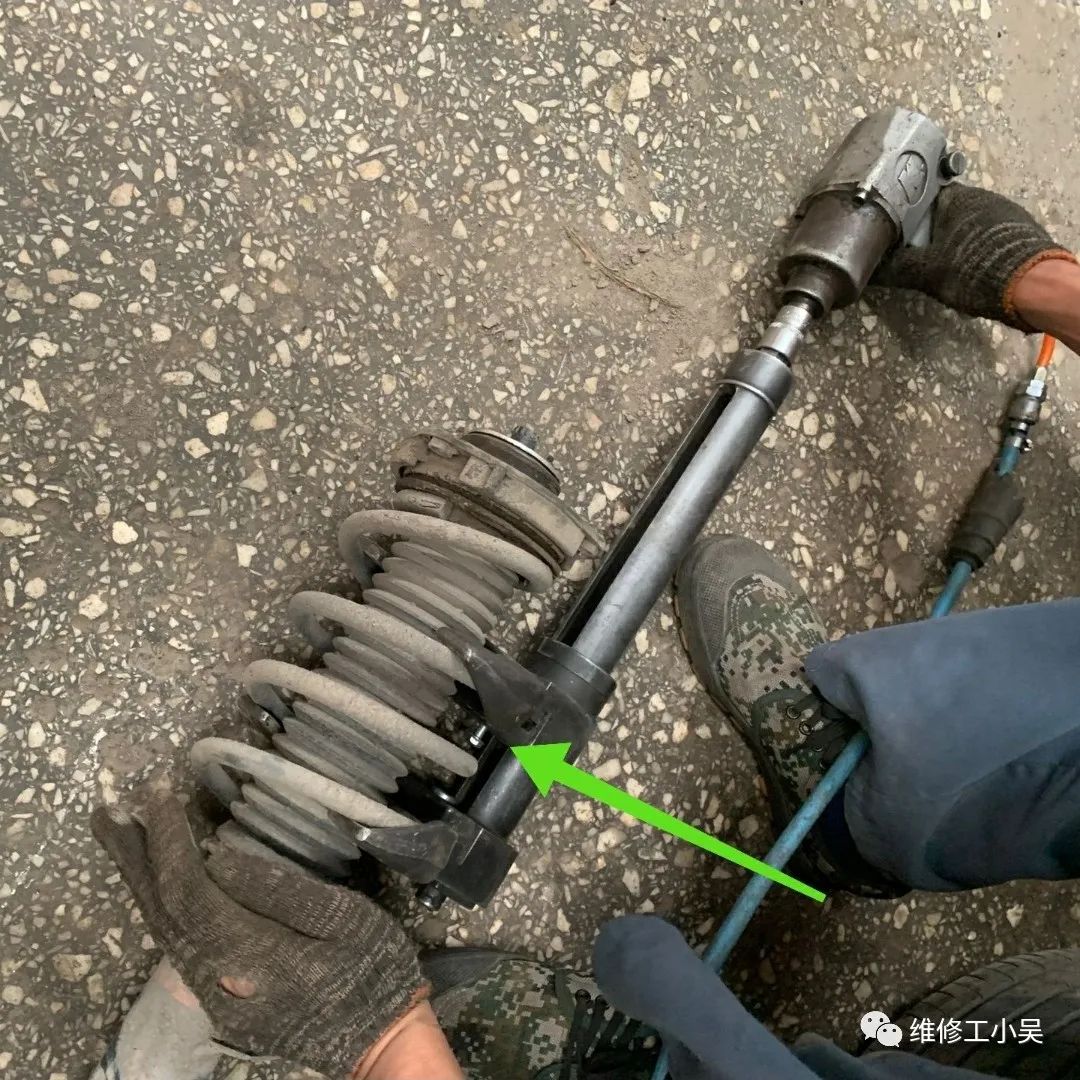 帕萨特打方向盘有吱吱异响,帕萨特原地方向盘转动有咯咯异响