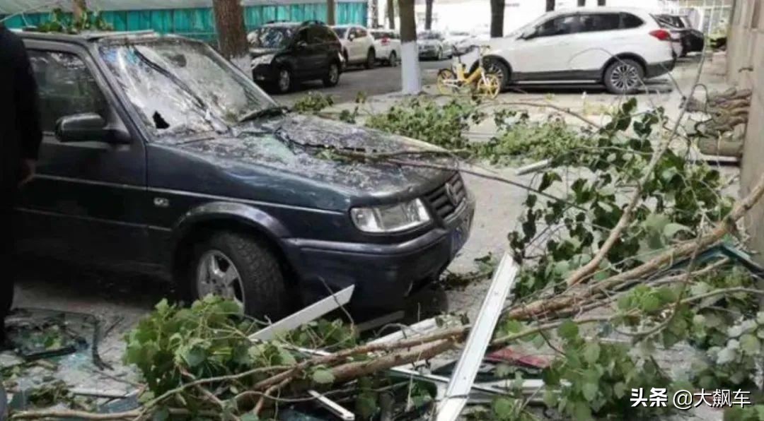 窗户掉落砸坏车辆怎么处理,窗户被风刮掉了砸坏车辆谁负责