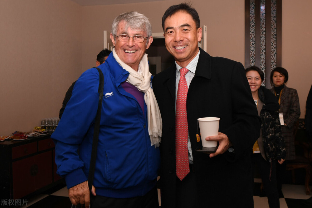 国足教练李铁场边停球,国足主教练李铁高光时刻