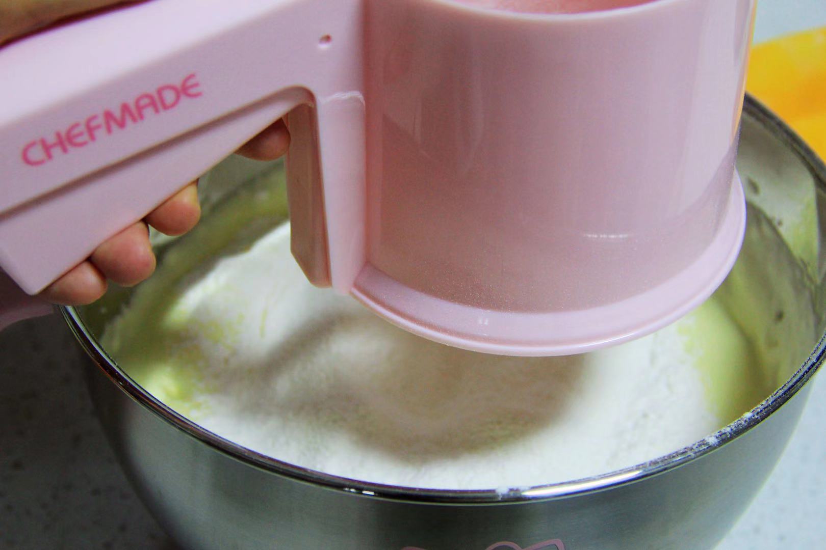 6-12岁儿童自己做蛋糕2个鸡蛋,蛋糕怎么做好吃只用牛奶不用面粉