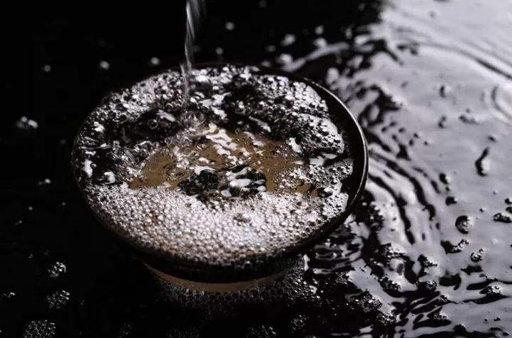 刚出锅的纯粮酒能喝吗,刚出厂的新酒能喝么