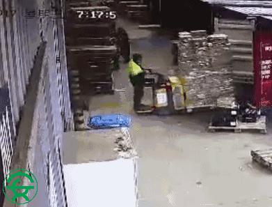 叉车操作事故……这不是意外，而是“自杀”