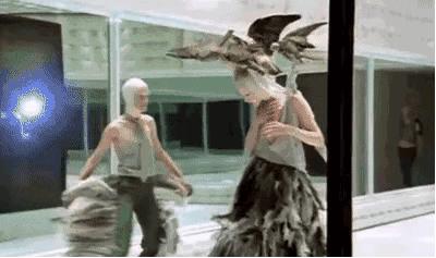 Gaga最爱的设计师麦昆，用自己受虐的经历，创作无数举世设计