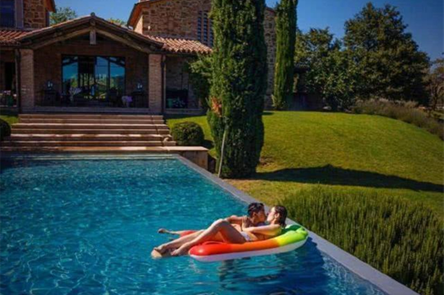 李嘉欣晒与儿子亲密合影,李嘉欣与儿子泳池拍亲嘴照