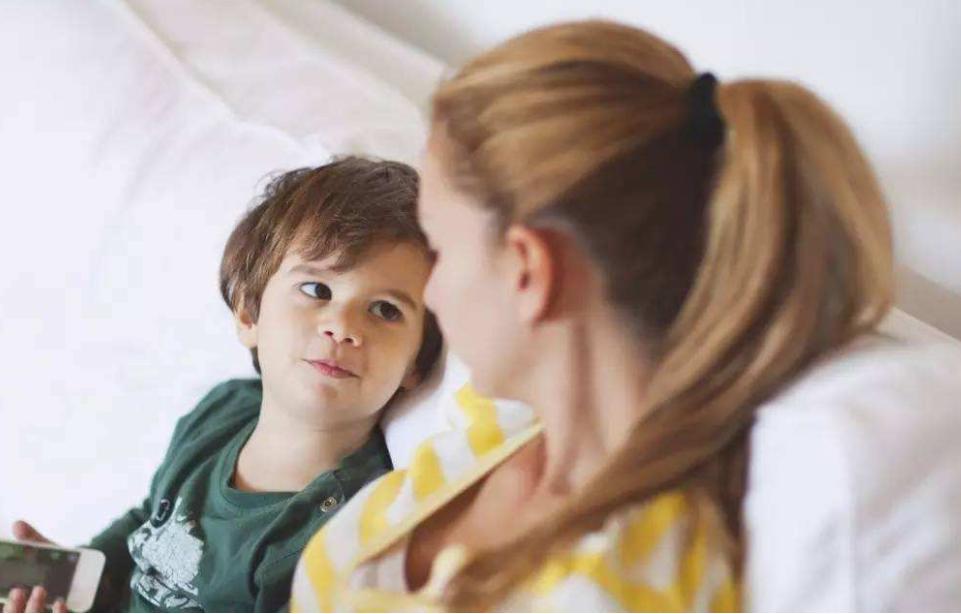 小孩偷偷穿妈妈的衣服被发现,小孩偷妈妈拍照的视频