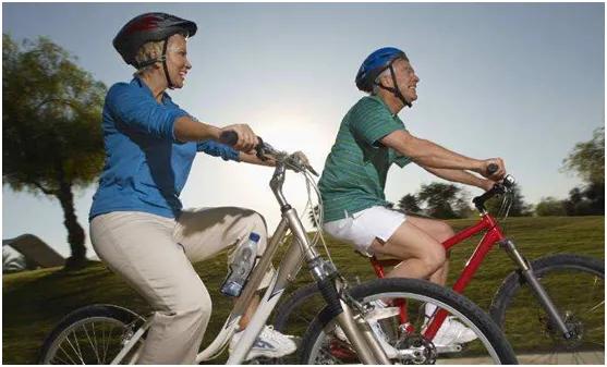 中老年奶粉怎么选才是正确的选择,选择对的中老年奶粉其实很简单