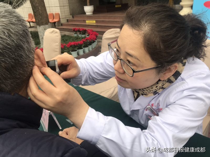 耳朵听力下降最快的解决办法,年纪轻轻就有点耳背