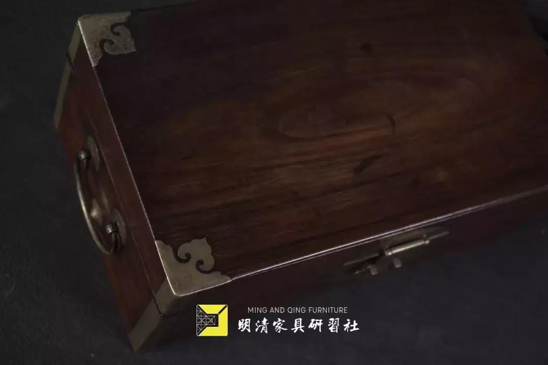 明清家具展厅灯光设计,明清家具铜蝙蝠配饰