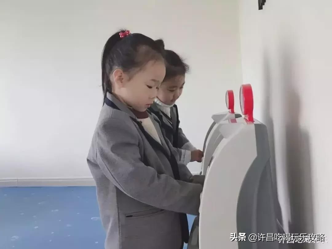 高尔夫球场、外教老师、恒温游泳池，这是什么神仙幼儿园？