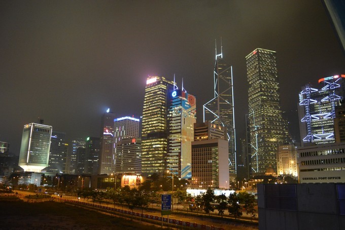 世界将我包围下一句,世界将我包围演唱