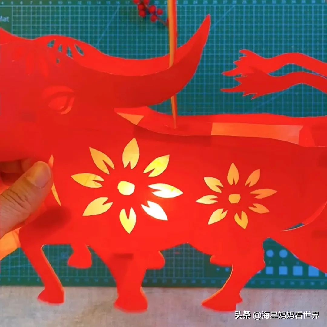 春节喜气洋洋大红灯笼高高挂,红红火火喜气洋洋百家姓灯笼