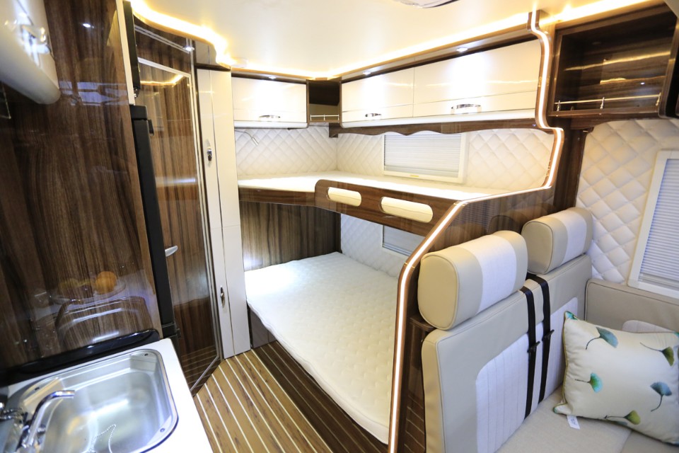 飞翔房车2.2t柴油版小额头房车,花费1w改造小房车