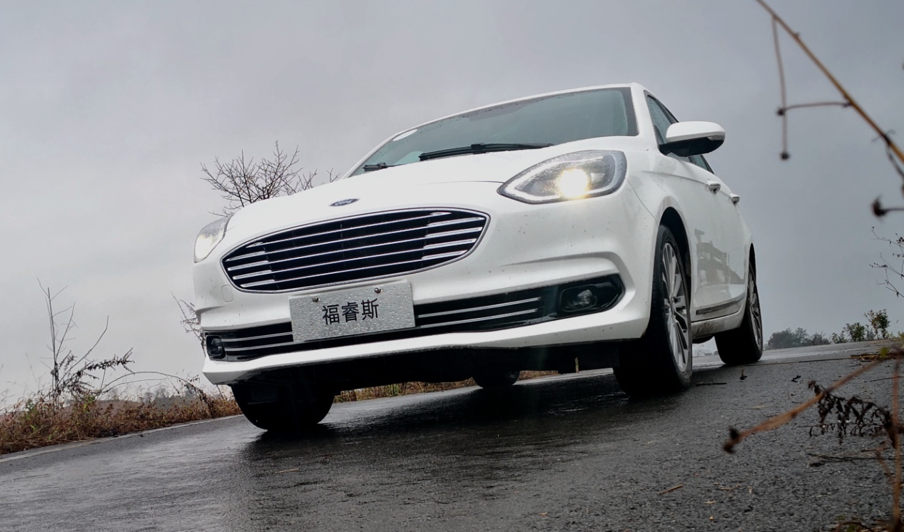 小试长安福特福睿斯轿车的乐趣不是人人都懂